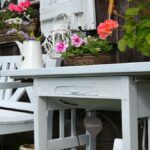 1748951725_dreveny-nabytek-a-vintage-dekorace-jak-vnest-na-balkon-atmosferu.webp.jpeg