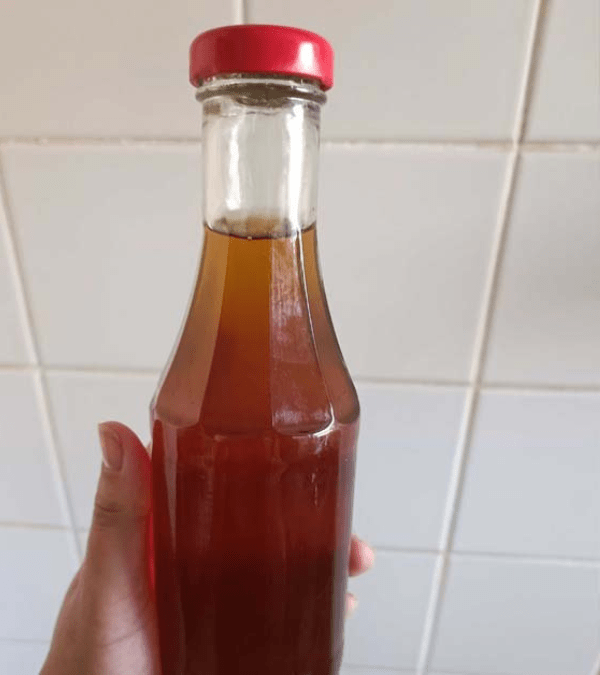 Hotový kolový sirup vyrobený z koly.